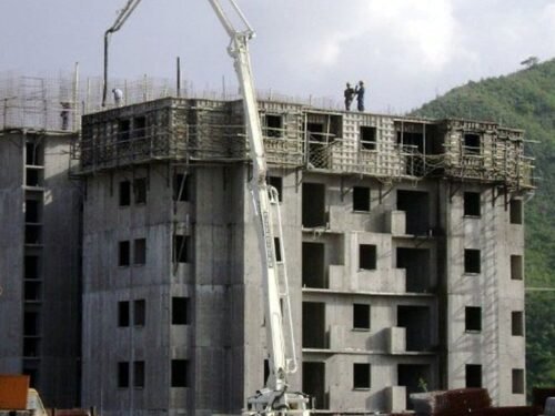 Aplicación de desmoldante y productos de limpieza para superficies de concreto Toxement, distribuidos por Cemker Materiales e Ingeniería.