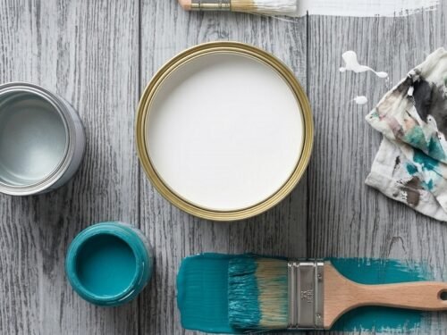 Muestra de aplicación de pinturas Pixel sobre fondo de madera con brochas y rodillos distribuidos por Cemker Materiales e Ingeniería.